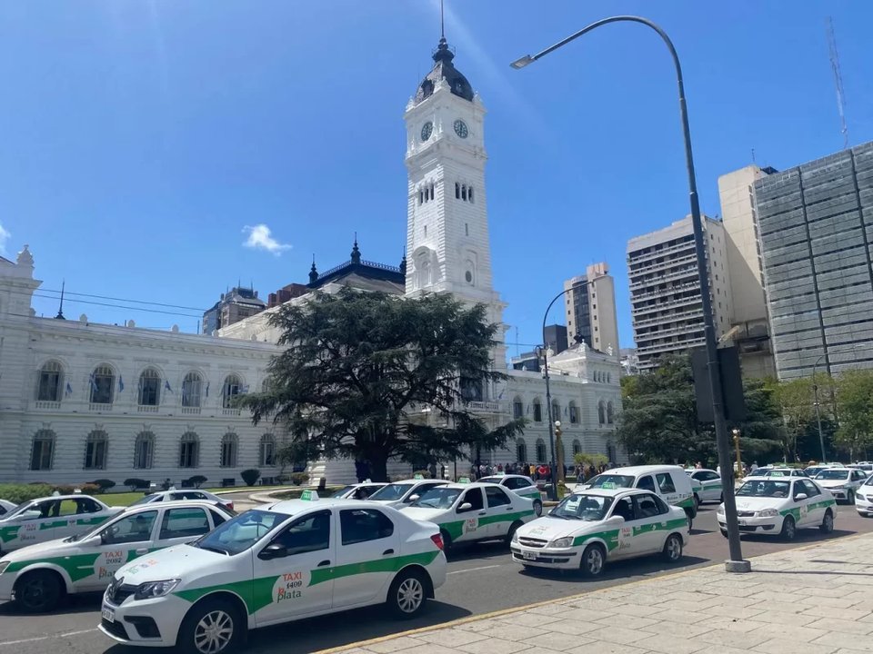 Taxistas y apps pactaron una tregua sin Alak y llevaron el reclamo al municipio