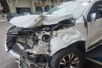 Choque en Capital: un conductor salió despedido y quedó debajo de un auto