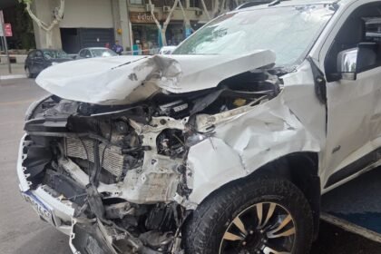 Choque en Capital: un conductor salió despedido y quedó debajo de un auto
