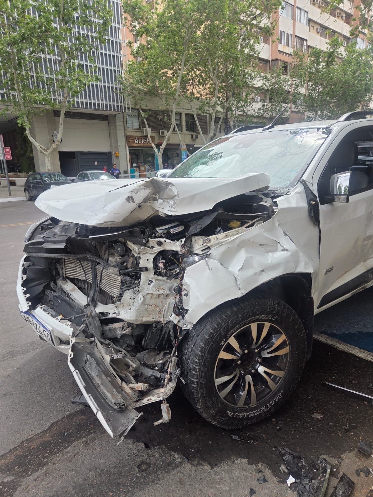 Choque en Capital: un conductor salió despedido y quedó debajo de un auto