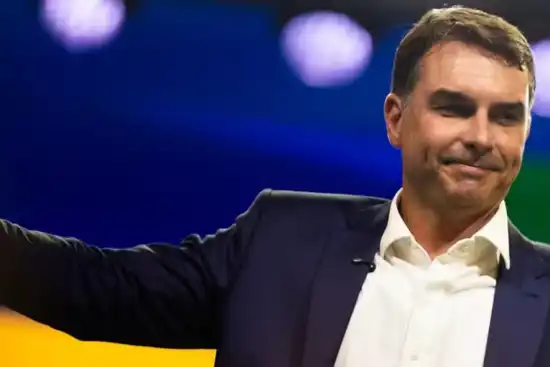 Flávio Bolsonaro llegó a Estados Unidos y recibirá visas junto a su familia