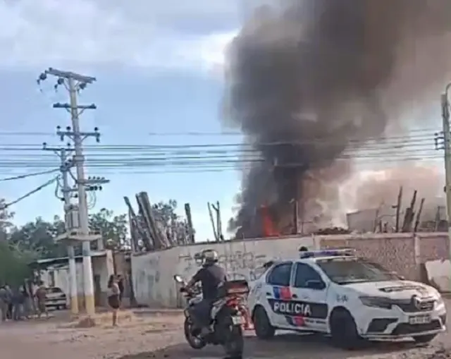 Incendio en Villa Las Rosas: evacuaron vecinos y hubo cortes de tránsito