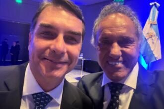 Scioli felicitó a Flávio Bolsonaro por la “primera vuelta” en Brasil