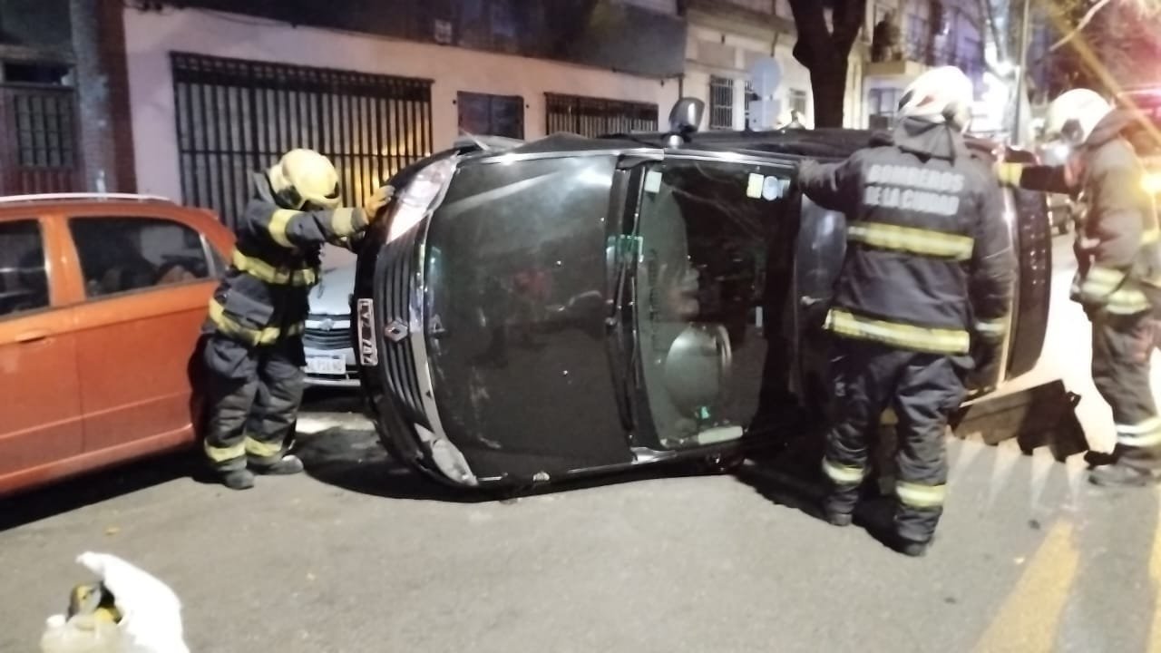Una persona sufrió politraumatismos tras un choque y vuelco en Belgrano