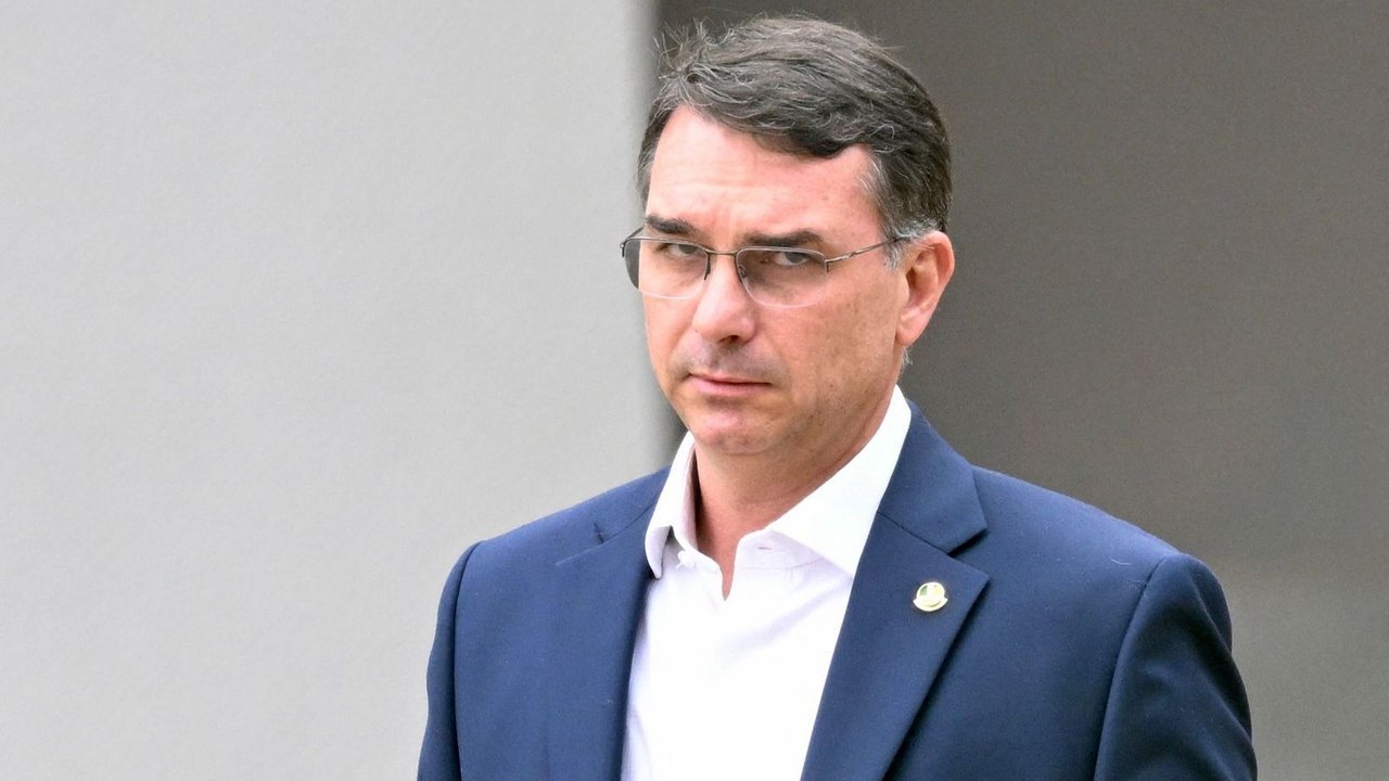 El indulto a Jair Bolsonaro, eje de Flávio ante el nuevo Congreso de Brasil