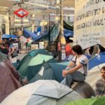Turistas y manifestantes conviven con el acampe por la vivienda en Puerta del Sol