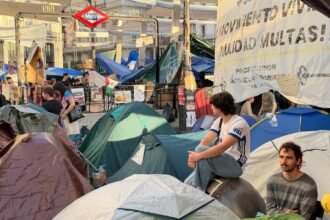 Turistas y manifestantes conviven con el acampe por la vivienda en Puerta del Sol