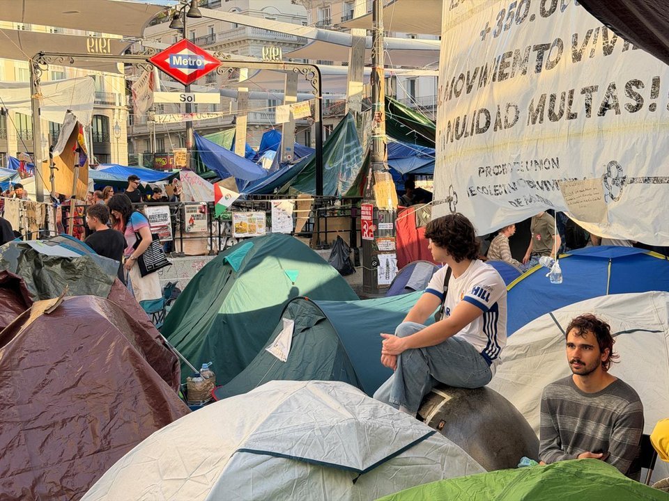 Turistas y manifestantes conviven con el acampe por la vivienda en Puerta del Sol