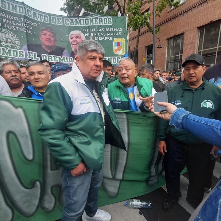 La Ciudad no incluirá indemnizaciones en los pliegos y Moyano encabezó una protesta