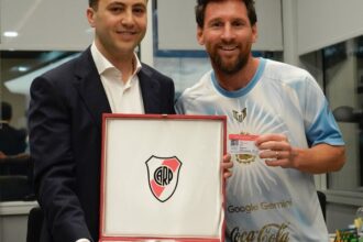 River distinguió a Lionel Messi como socio honorario en su despedida de la Selección