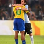 Ronaldinho saludó a Messi antes de su despedida de la Selección argentina