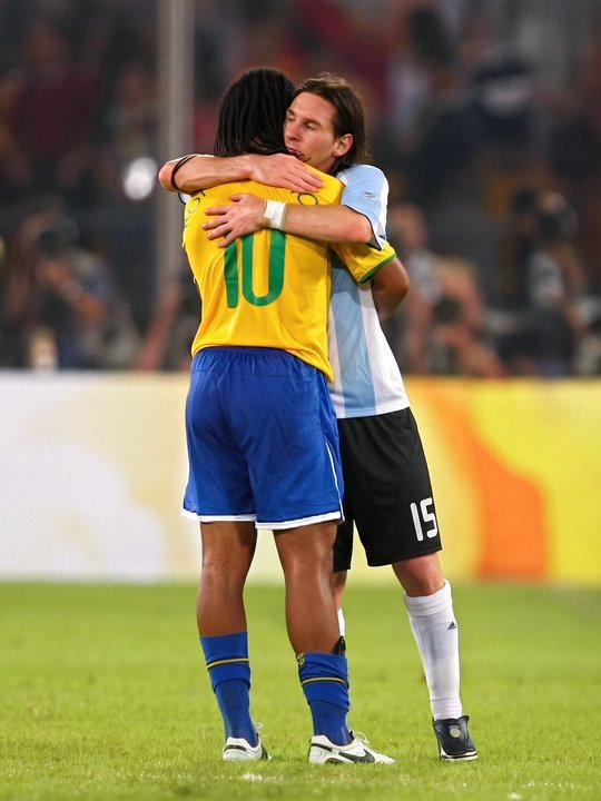 Ronaldinho saludó a Messi antes de su despedida de la Selección argentina
