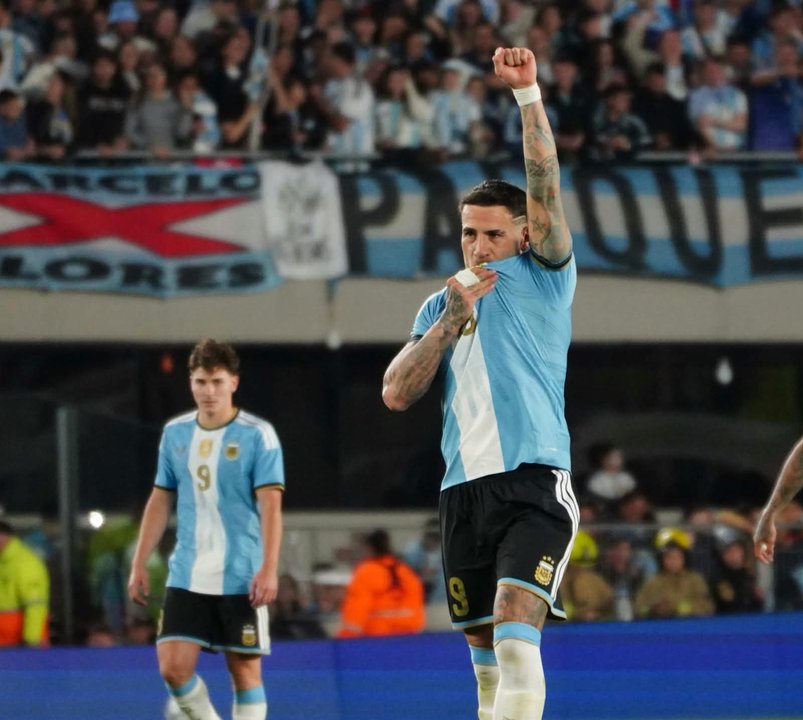 Otamendi marcó el primer gol en la despedida de Messi de la Selección