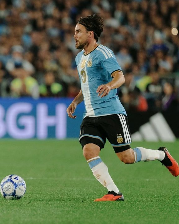Tagliafico cuestionó la calidad y el formato de los torneos argentinos