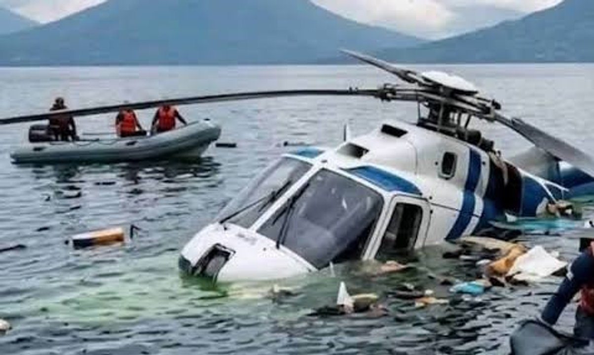 Un helicóptero cayó en el Lago de Atitlán y rescataron a sus siete ocupantes