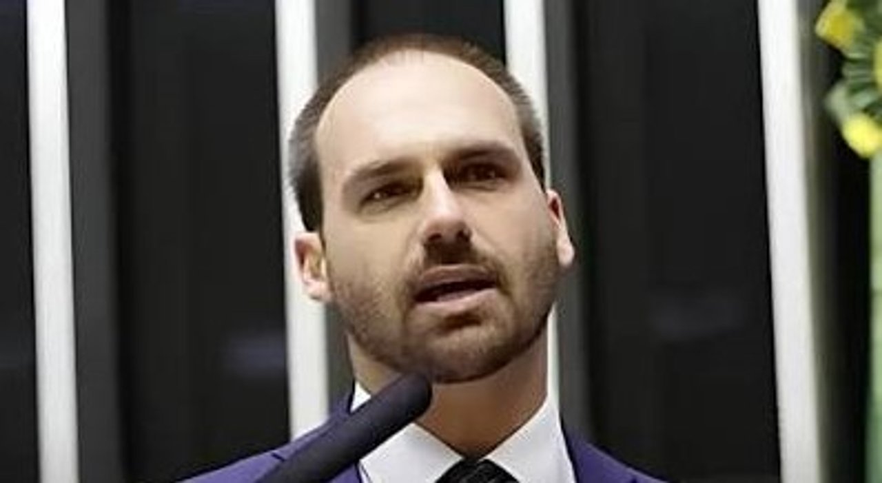La Justicia brasileña ordenó detener a Eduardo Bolsonaro, hermano del candidato