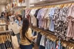 Pese a la baja de julio, Argentina mantiene la ropa y los restaurantes más caros