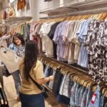 Pese a la baja de julio, Argentina mantiene la ropa y los restaurantes más caros