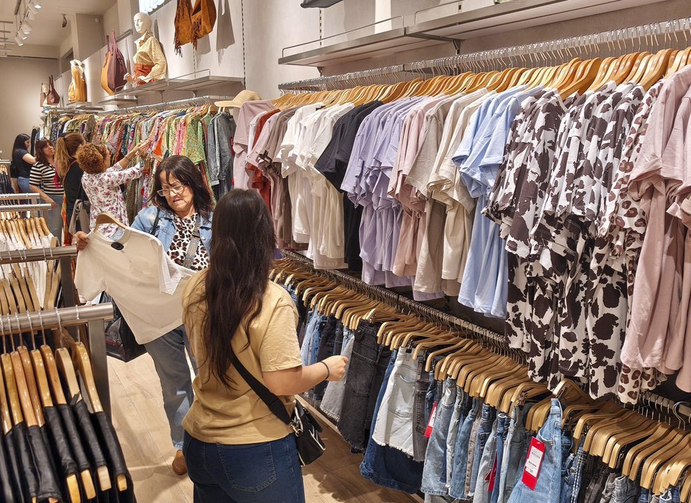 Pese a la baja de julio, Argentina mantiene la ropa y los restaurantes más caros