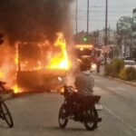 Un colectivo de la línea 219 se incendió en Berazategui y quedó destruido