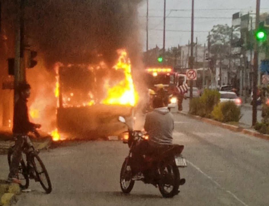 Un colectivo de la línea 219 se incendió en Berazategui y quedó destruido