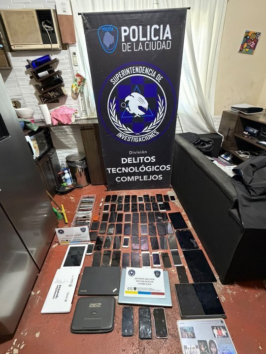 Desbarataron en Saavedra un laboratorio y secuestraron más de 130 dispositivos y partes