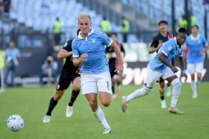 Lazio venci贸 a Monza y comparte el liderazgo de la Serie A con Inter