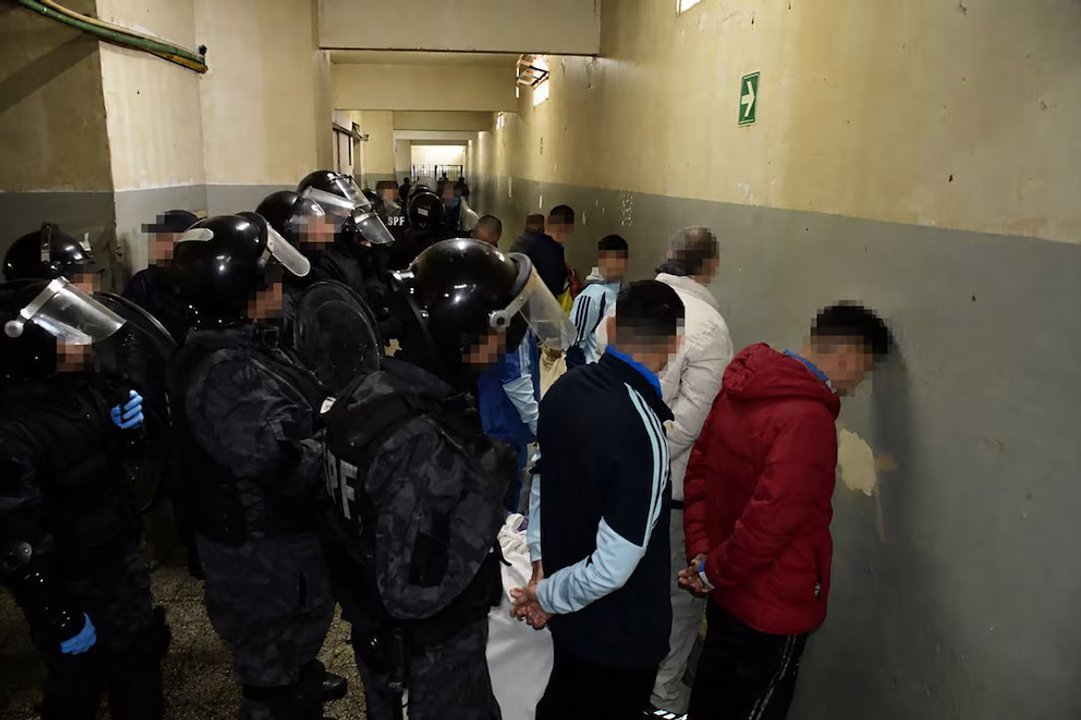 Trasladaron a 326 presos de Villa Devoto al penal de Marcos Paz en el primer día