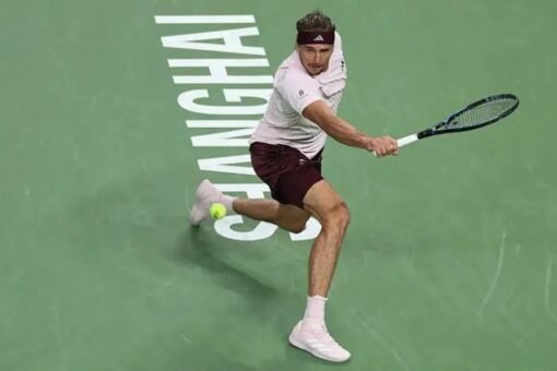 Zverev venci贸 a B煤blik en tres sets y avanz贸 a cuartos del Masters de Shangh谩i