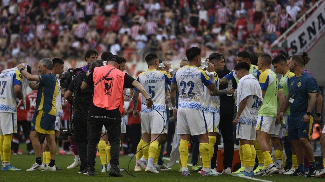 AFA suspendió a dos jugadores por los incidentes en la final de la Supercopa
