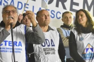 Docentes de San Luis denuncian temor a reclamar y gremios rechazan los bonos