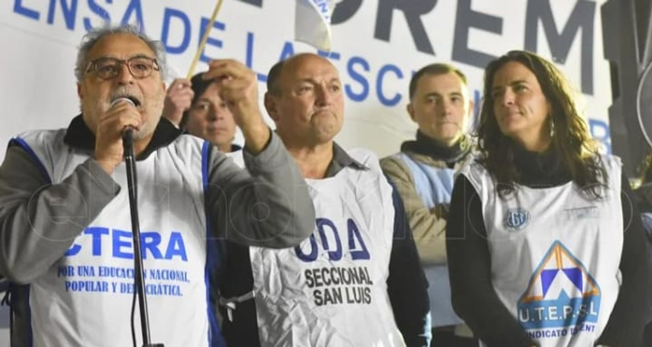 Docentes de San Luis denuncian temor a reclamar y gremios rechazan los bonos