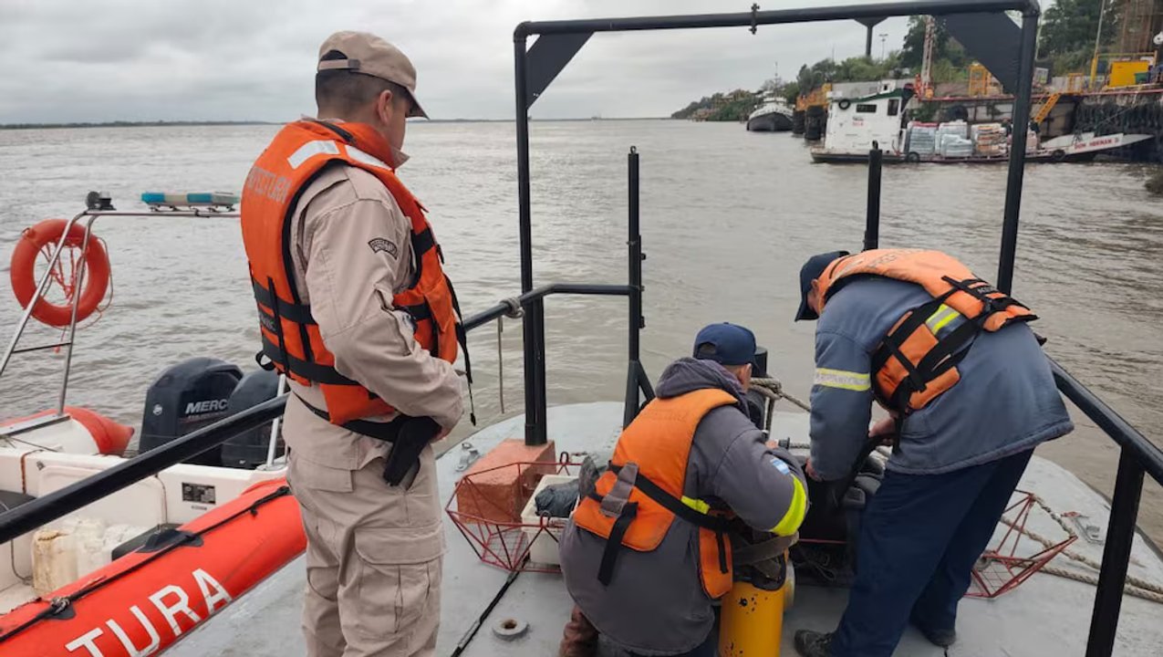 Rescataron a un hombre y buscan a tres tripulantes tras naufragio en el Paraná