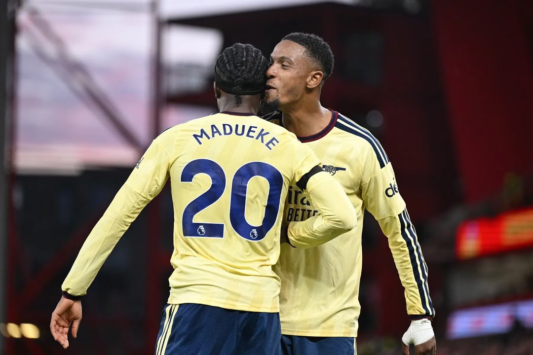 Arsenal venció a Nottingham Forest y sigue a tres puntos del Manchester City