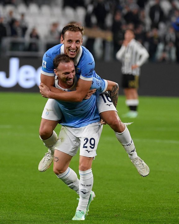 La Lazio venció 3-0 a la Juventus y alcanzó al Inter en la cima de la Serie A