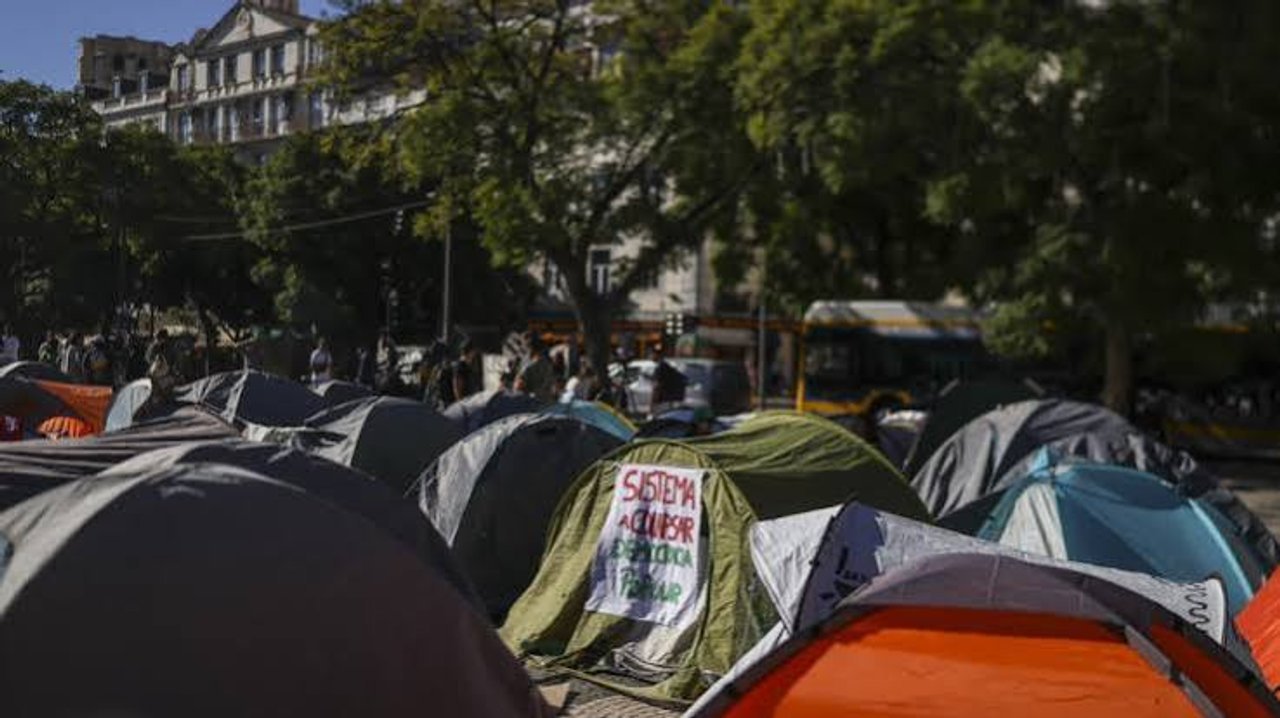 Acampados en Lisboa y Oporto impulsan una huelga general ibérica por vivienda