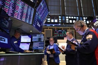 El riesgo país cerró en 672 puntos tras tocar los 710 al inicio de la rueda