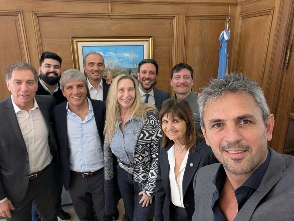 Karina Milei media en una mesa política interna mientras Javier Milei queda al margen