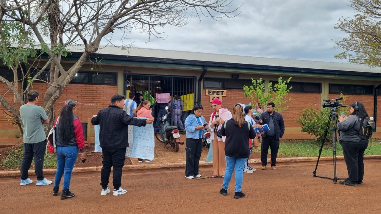 Padres y alumnos tomaron una escuela técnica de Posadas por denuncias de maltrato
