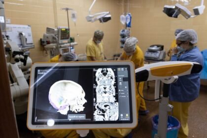 Un neuronavegador asistió una cirugía cerebral de alta complejidad en el Pirovano