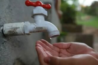 Vecinos de Agua de Oro cortaron el acceso por la falta de agua corriente