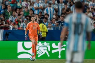 Dibu Martínez habló de Messi y señaló a Nico Paz como opción para la 10