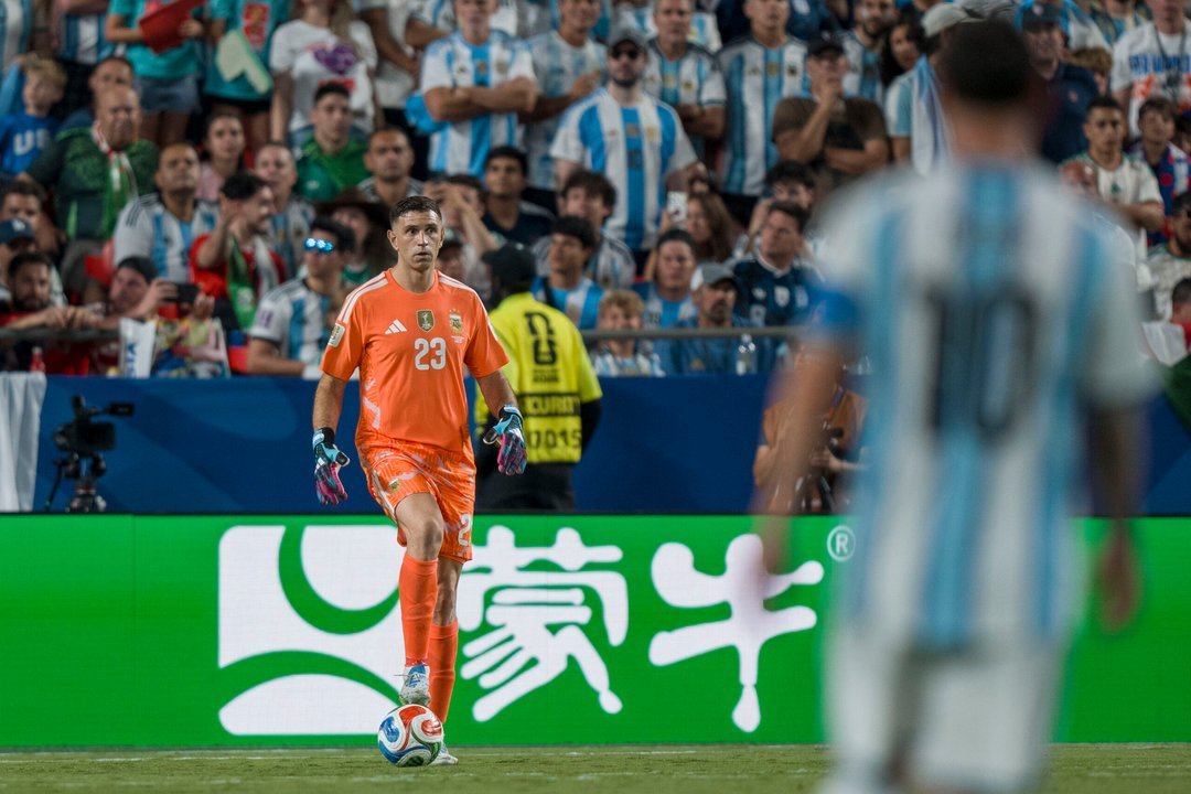Dibu Martínez habló de Messi y señaló a Nico Paz como opción para la 10