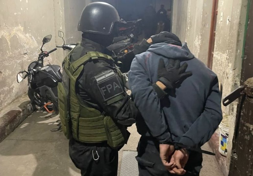 Detuvieron en Río Cuarto a un padre, sus dos hijos y un amigo por vender drogas