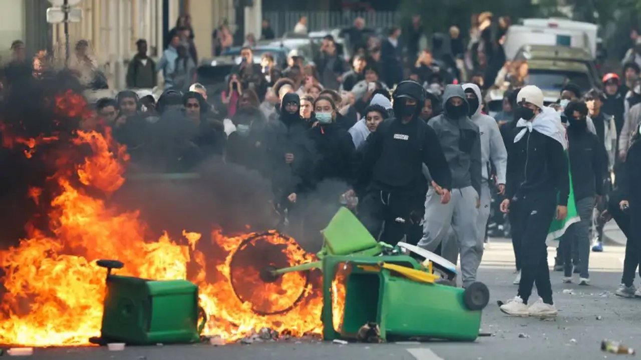 Francia prevé cierres en hasta 500 centros educativos por las protestas