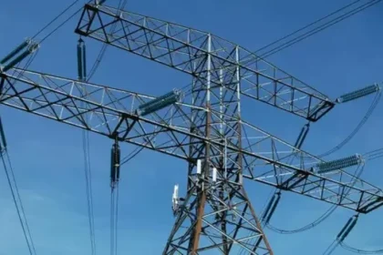 Naturgy activa un plan para reforzar la red eléctrica de San Juan en verano