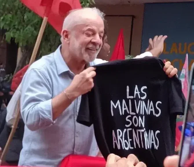 Lula exhibió una remera con el reclamo por Malvinas durante una caravana