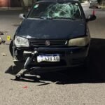 Choque entre un auto y una moto en Rawson: trasladaron inconsciente al motociclista