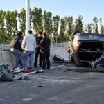 Un Citroën C4 volcó tras chocar contra un muro de contención en Chimbas