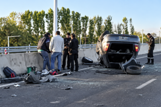 Un Citroën C4 volcó tras chocar contra un muro de contención en Chimbas